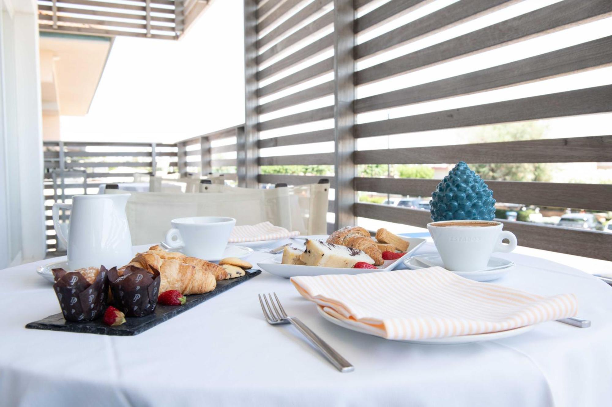 Hotel Kiss Cervia Exterior foto